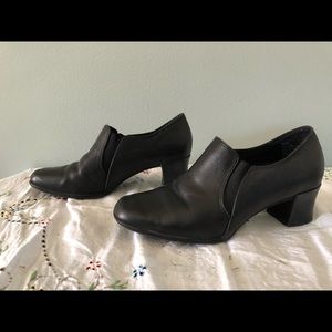 Black short heeled dress shoes